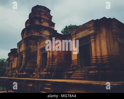 Siem Reap, Siem Reap, China. 28 Apr, 2018. Angkor Wat ist eine Tempelanlage in Kambodscha und das größte religiöse Monument der Welt, auf einer Website messen 162,6 Hektar (1,626,000 m2; 402 ha), die ursprünglich als ein Hindu Tempel des Gottes Vishnu für die Khmer Imperiums, nach und nach in einem buddhistischen Tempel gegen Ende des 12. Jahrhunderts verwandeln konstruiert wurde. Es wurde von den Roten Khmer König Suryavarman II. im frühen 12. Jahrhundert in Ya odharapura, der Hauptstadt der Khmer Imperiums, als sein Zustand Tempel und eventuelle Mausoleum. Brechen aus dem Shaiva Tradition der früheren Könige, Angkor Wat wa Stockfoto