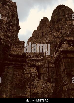 Siem Reap, Siem Reap, China. 28 Apr, 2018. Angkor Wat ist eine Tempelanlage in Kambodscha und das größte religiöse Monument der Welt, auf einer Website messen 162,6 Hektar (1,626,000 m2; 402 ha), die ursprünglich als ein Hindu Tempel des Gottes Vishnu für die Khmer Imperiums, nach und nach in einem buddhistischen Tempel gegen Ende des 12. Jahrhunderts verwandeln konstruiert wurde. Es wurde von den Roten Khmer König Suryavarman II. im frühen 12. Jahrhundert in Ya odharapura, der Hauptstadt der Khmer Imperiums, als sein Zustand Tempel und eventuelle Mausoleum. Brechen aus dem Shaiva Tradition der früheren Könige, Angkor Wat wa Stockfoto