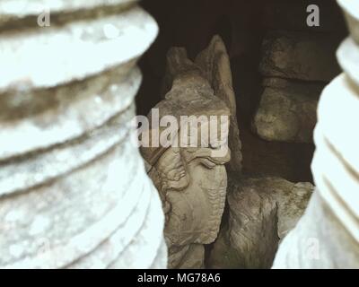 Siem Reap, Siem Reap, China. 28 Apr, 2018. Angkor Wat ist eine Tempelanlage in Kambodscha und das größte religiöse Monument der Welt, auf einer Website messen 162,6 Hektar (1,626,000 m2; 402 ha), die ursprünglich als ein Hindu Tempel des Gottes Vishnu für die Khmer Imperiums, nach und nach in einem buddhistischen Tempel gegen Ende des 12. Jahrhunderts verwandeln konstruiert wurde. Es wurde von den Roten Khmer König Suryavarman II. im frühen 12. Jahrhundert in Ya odharapura, der Hauptstadt der Khmer Imperiums, als sein Zustand Tempel und eventuelle Mausoleum. Brechen aus dem Shaiva Tradition der früheren Könige, Angkor Wat wa Stockfoto