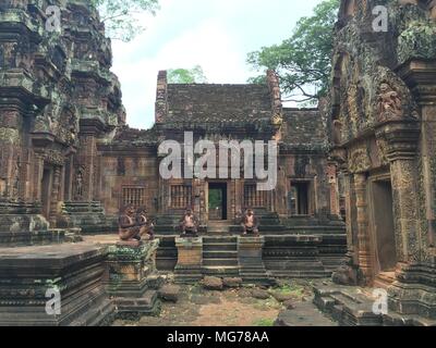 Siem Reap, Siem Reap, China. 28 Apr, 2018. Angkor Wat ist eine Tempelanlage in Kambodscha und das größte religiöse Monument der Welt, auf einer Website messen 162,6 Hektar (1,626,000 m2; 402 ha), die ursprünglich als ein Hindu Tempel des Gottes Vishnu für die Khmer Imperiums, nach und nach in einem buddhistischen Tempel gegen Ende des 12. Jahrhunderts verwandeln konstruiert wurde. Es wurde von den Roten Khmer König Suryavarman II. im frühen 12. Jahrhundert in Ya odharapura, der Hauptstadt der Khmer Imperiums, als sein Zustand Tempel und eventuelle Mausoleum. Brechen aus dem Shaiva Tradition der früheren Könige, Angkor Wat wa Stockfoto