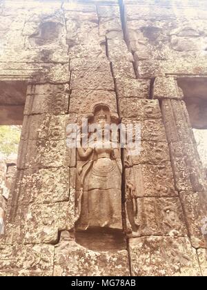 Siem Reap, Siem Reap, China. 28 Apr, 2018. Angkor Wat ist eine Tempelanlage in Kambodscha und das größte religiöse Monument der Welt, auf einer Website messen 162,6 Hektar (1,626,000 m2; 402 ha), die ursprünglich als ein Hindu Tempel des Gottes Vishnu für die Khmer Imperiums, nach und nach in einem buddhistischen Tempel gegen Ende des 12. Jahrhunderts verwandeln konstruiert wurde. Es wurde von den Roten Khmer König Suryavarman II. im frühen 12. Jahrhundert in Ya odharapura, der Hauptstadt der Khmer Imperiums, als sein Zustand Tempel und eventuelle Mausoleum. Brechen aus dem Shaiva Tradition der früheren Könige, Angkor Wat wa Stockfoto