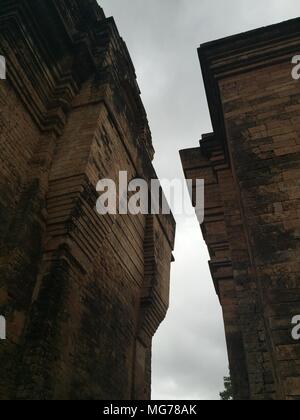 Siem Reap, Siem Reap, China. 28 Apr, 2018. Angkor Wat ist eine Tempelanlage in Kambodscha und das größte religiöse Monument der Welt, auf einer Website messen 162,6 Hektar (1,626,000 m2; 402 ha), die ursprünglich als ein Hindu Tempel des Gottes Vishnu für die Khmer Imperiums, nach und nach in einem buddhistischen Tempel gegen Ende des 12. Jahrhunderts verwandeln konstruiert wurde. Es wurde von den Roten Khmer König Suryavarman II. im frühen 12. Jahrhundert in Ya odharapura, der Hauptstadt der Khmer Imperiums, als sein Zustand Tempel und eventuelle Mausoleum. Brechen aus dem Shaiva Tradition der früheren Könige, Angkor Wat wa Stockfoto