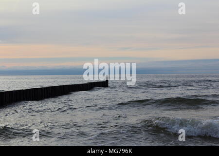 Die Leiste an der Ostsee Strand von Ustronie Morskie, Polen in der Abenddämmerung Stockfoto