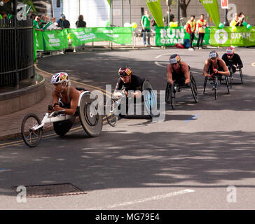 Nikki Emerson für Großbritannien konkurriert, in der London Marathon 2018 Elite Rollstuhl Rennen. Nikki ging auf in einer Zeit von 02.00 Uhr 16. 21. Stockfoto