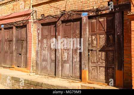 Aus Holz geschnitzte Türen von einem alten Haus Stockfoto