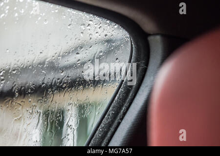 Innenansicht eines bekannten italienischen Sportwagenhersteller zeigt Details des Fensters auf der flachen focus Fahrer und de-Schwerpunkt Rotes Leder Kopfstütze. Stockfoto