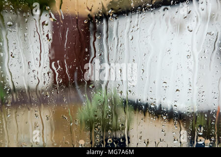 Innenansicht einer Seitenscheibe eines Autos, außerhalb suchen. Das Fenster zeigt die Wassertropfen, die nach einer sehr schweren Regenguß. Stockfoto