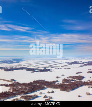 Schnee auf landwirtschaftlichen Feldern mit Birke Haine, Luftaufnahme Stockfoto