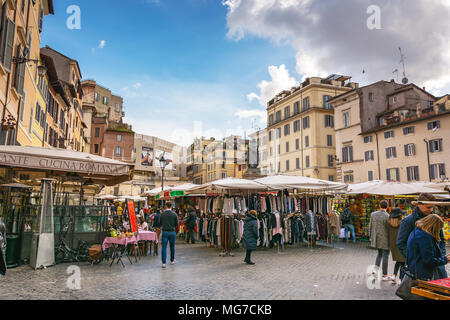 Rom, Italien, Februar 2017:: Markt mit unbekannter Menschen auf dem Campo de Fiori in Rom. 1869 Die blumenmarkt von der berühmten Piazza Navona war rel Stockfoto