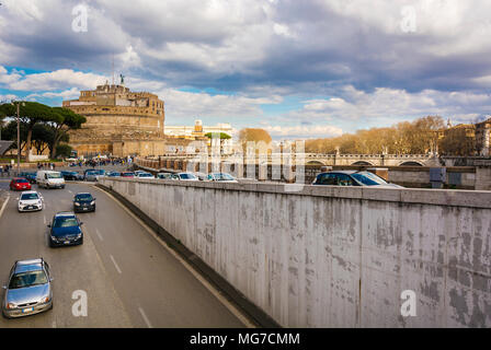 Rom, Italien, Februar 2017: Blick auf die Burg Sant Angelo und Autos kommen die Lungotevere Vaticano in Rom, Italien. Nur für den redaktionellen Gebrauch bestimmt. Stockfoto