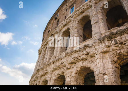 Mit Blick auf das antike Theater von Marcellus (Teatro di Marcello) und Ruine eines alten Gebäudes (antiken Säulen und Detail der Gesims) Neben es o Stockfoto