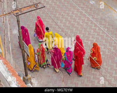 Eine Gruppe von Hinduistische Pilger besuchen den Meenakshi Tempel in Madurai, Tamil Nadu, Indien Stockfoto