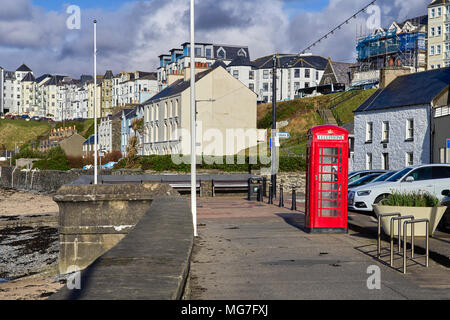 Rote Telefonzelle an der Promenade von Port Erin auf der Insel Man Stockfoto