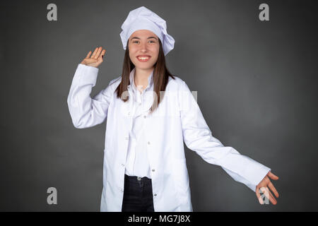 Schöne türkische Koch posiert mit sehr glücklich und zuversichtlich Stockfoto