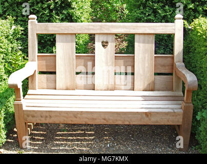 Holz Garten Bank mit Ausgeklammerten Herz Stockfoto
