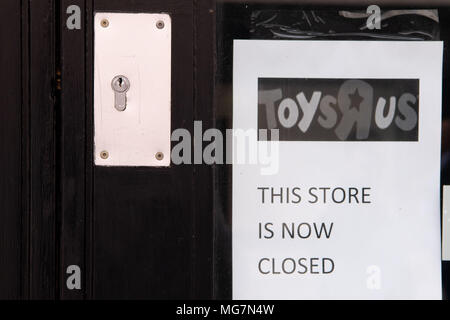 Toys R Us store Schild, der Laden ist jetzt in Cardiff, Wales, Großbritannien geschlossen. Stockfoto