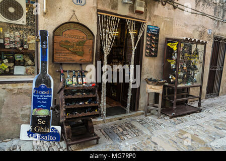 Erice, Italien - 11 August 2017: Souvenir- und typische Lebensmittel und Getränke in der Altstadt der historischen Dorf Erice in Sizilien, Ita Stockfoto