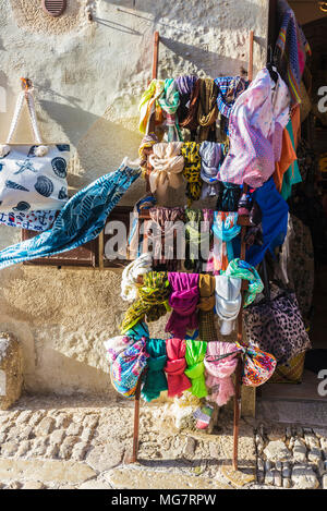 Erice, Italien - 11 August 2017: Souvenirshop mit farbigen Taschentücher in der Altstadt der historischen Dorf Erice in Sizilien, Italien Stockfoto