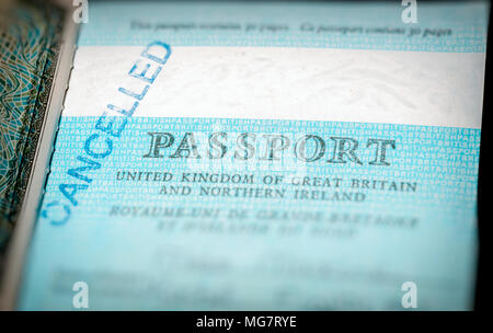 Abgelaufen britischen Paß mit blauer Abdeckung Stockfoto