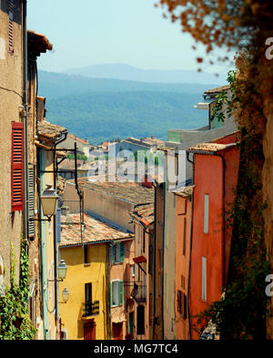 Frankreich - Eine farbenfrohe Straße am Hang von Cannes mit Fernblick. Stockfoto