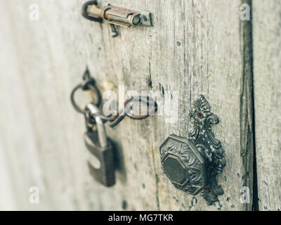 Alte Holztür gesperrt. Schwarz und Weiß Foto Stockfoto