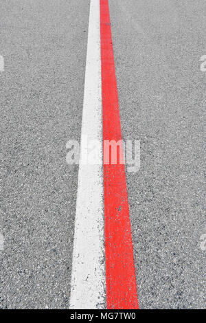 Linie, Linien, Rot, Weiß, Markieren, signalisieren, Fahrbahn begrenzen, Position, Rampe, Flugzeuge, Flugzeug, Flugzeug, Flughafen München, München, Deutschland, Stockfoto