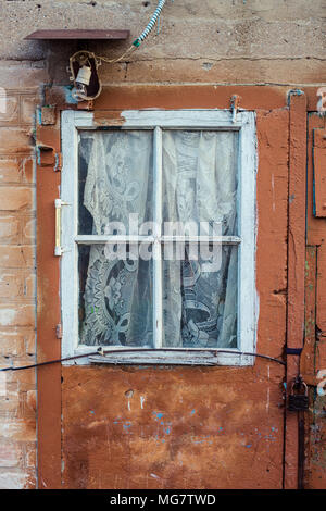 Fassade eines alten Gebäudes mit Fenster Stockfoto