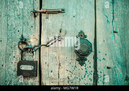 Alte hölzerne Tür schließen. Boho style Stockfoto