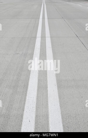 Linie, Linien, Rot, Weiß, Markieren, signalisieren, Fahrbahn begrenzen, Position, Rampe, Flugzeuge, Flugzeug, Flugzeug, Flughafen München, München, Deutschland, Stockfoto