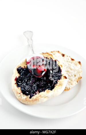 Toast mit Blaubeer-marmelade Stockfoto