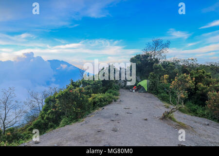 Mount Merbabu (Indonesisch: Gunung Merbabu) ist ein schlafendes Stratovulkan in Zentral-java Provinz auf der indonesischen Insel Java. Stockfoto