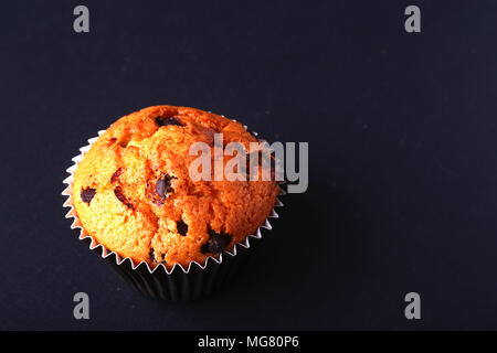 Leckere Schokolade Kuchen, Muffins auf einem weißen Holztisch. Stockfoto