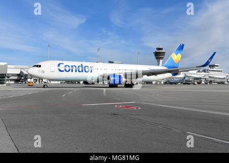 Condor, Roll-out, Terminal 1, Straße, Straße, Halt, Zeichen, Mate, Flugzeuge, Flugzeug, Flugzeug, Flughafen München, München, Deutschland, Stockfoto