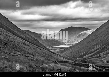 Auf der Suche der Kirkstone Pass Brüder Wasser und Patterdale, Lake District, Cumbria. England, UK: Schwarz und Weiss Stockfoto