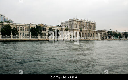 Schöne Architektur von Istanbul Sultan Palace, vom Meer während einer Kreuzfahrt auf dem Bosporus gesehen Stockfoto