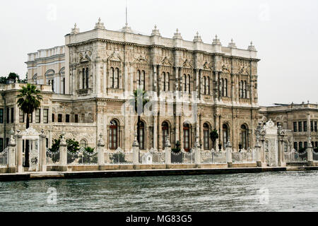 Schöne Architektur von Istanbul Sultan Palace, vom Meer während einer Kreuzfahrt auf dem Bosporus gesehen Stockfoto