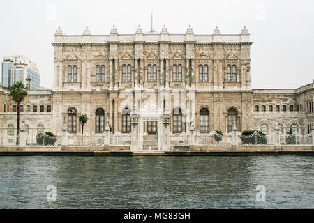 Schöne Architektur von Istanbul Sultan Palace, vom Meer während einer Kreuzfahrt auf dem Bosporus gesehen Stockfoto