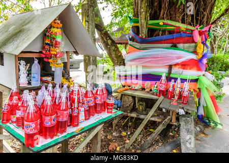 Hat Noppharat Thara, Thailand - Dezember 22, 2012: Geist Haus am Strand mit Opfergaben an Hat Noppharat Thara Beach, Krabi Thailand. Stockfoto