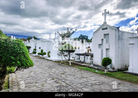 San Lazaro Friedhof, Antigua, Guatemala - November 2, 2014: Gräber am Allerseelentag im Friedhof von spanischen Kolonialstadt & UNESCO Weltkulturerbe Stockfoto