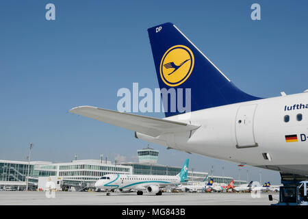 Übersicht, Aussicht, Terminal 2, Satellit, Lufthansa, Air Dolomiti, Roll Out, Line Up, Flugzeuge, Flugzeug, Flugzeug, Flughafen München, München, Deutschland, Stockfoto