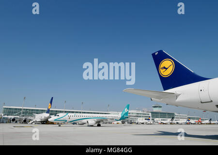 Übersicht, Aussicht, Terminal 2, Satellit, Lufthansa, Air Dolomiti, Roll Out, Line Up, Flugzeuge, Flugzeug, Flugzeug, Flughafen München, München, Deutschland, Stockfoto