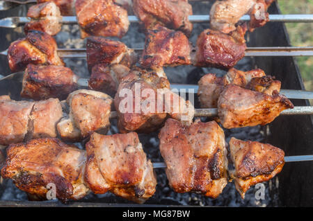 Lecker Schweinefleisch zubereitet Outdoor auf glühende Kohlen Stockfoto
