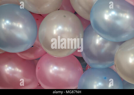 Metallic farbigen Helium Luftballons Stockfoto