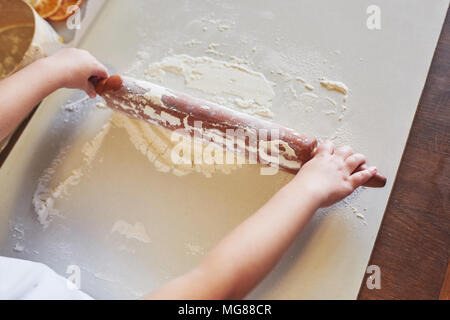 Kochvorgang. Hausgemachtes Brot. Plakette für Text. Stockfoto