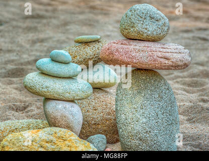 Eine Gruppierung von gestapelten River Rock gefunden am Ufer des Sand River bei Oxbow Park in der Nähe von Gresham, Oregon. Ein Teil des Strandes ist mit Stac gefüllt Stockfoto