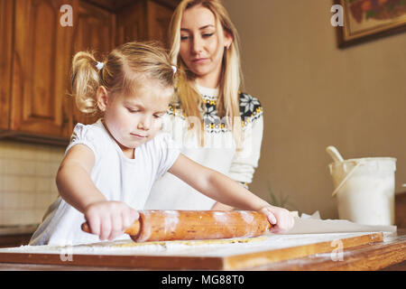 Glücklich mit ihrer Mama Teig Stockfoto