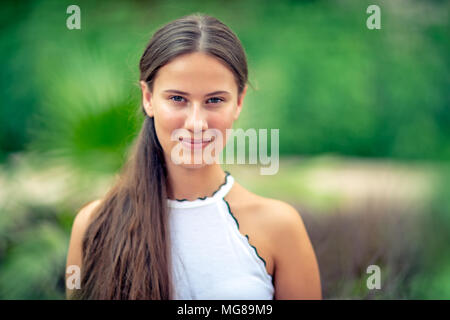 Porträt einer wunderschönen jungen Frau ohne Make-up stehend über Green Park Hintergrund, echte Schönheit der Jugend, glücklichen gesunden lifestyle Konzept Stockfoto