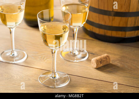 Trockenen französischen Sherry Dessert Wein in ein Glas Stockfoto