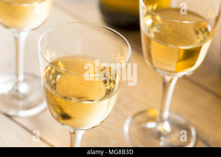 Trockenen französischen Sherry Dessert Wein in ein Glas Stockfoto