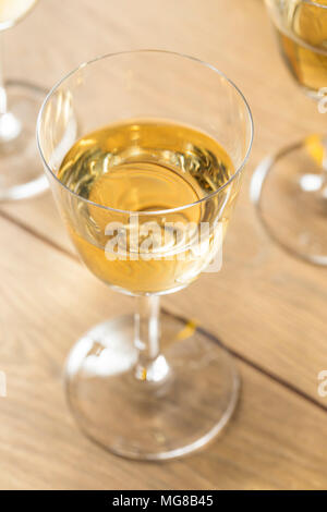 Trockenen französischen Sherry Dessert Wein in ein Glas Stockfoto